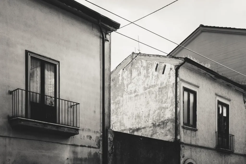 Balconi, pareti consumate e fili tesi compongono un frammento urbano essenziale.