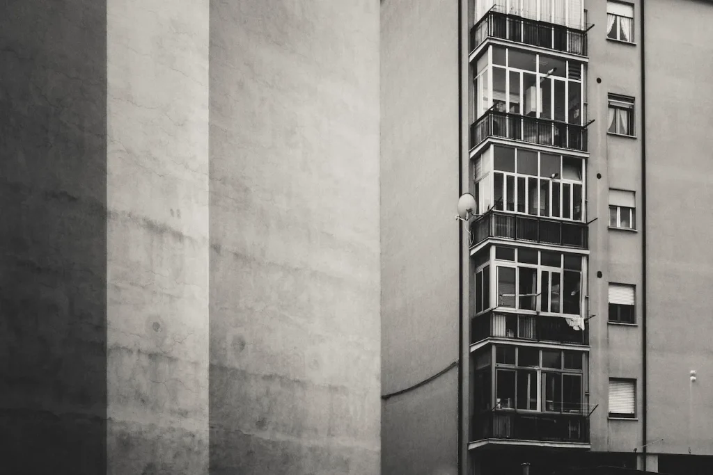 Facciate ravvicinate e verande chiuse costruiscono un paesaggio urbano compresso.